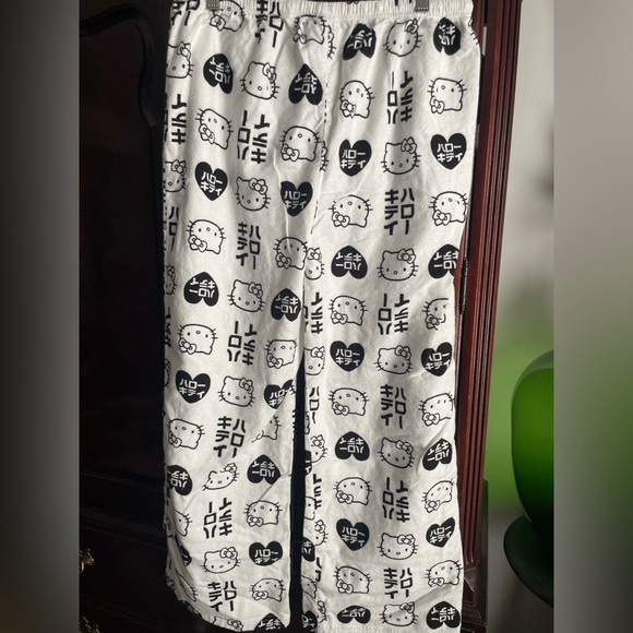 Cute, comfortable and cozy Hello Kitty Sanrio PJ Bottom Size XL Gently worn - Picture 2 of 6